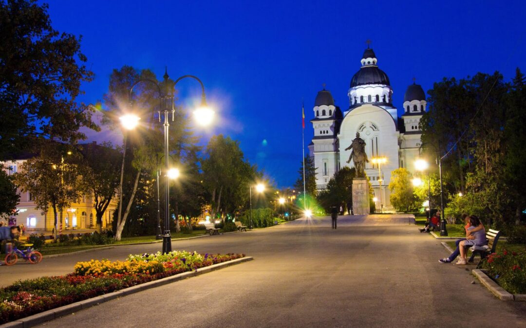 Catedrala Ortodoxă din Târgu Mureș iluminată noaptea — Romanian Orthodox Cathedral at night